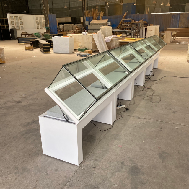 Выставка из ювелирных украшений