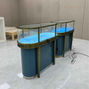 Элегантный стеклянный шкаф