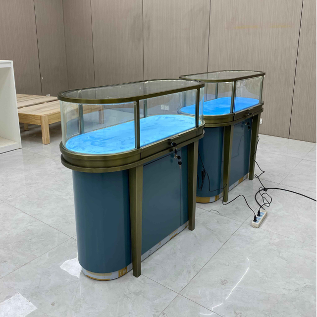 Элегантный стеклянный шкаф