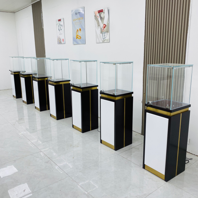 Стеклянный шкаф с легкой полосой