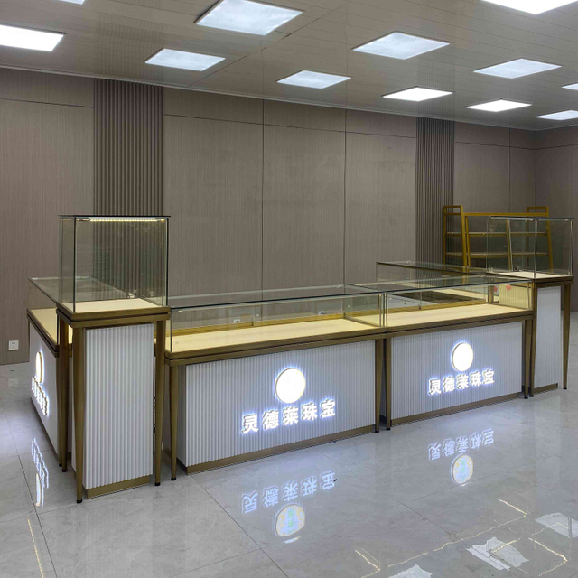 Индивидуальный шкаф из стеклянных украшений