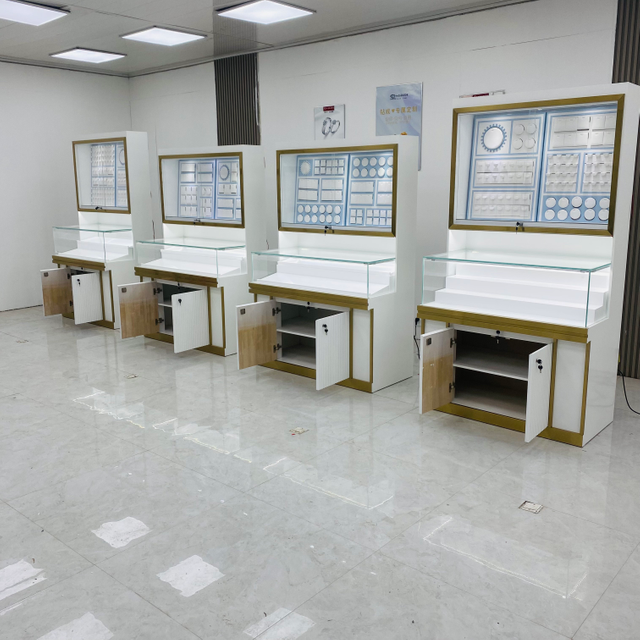 Элегантное мастерское ювелирный шкаф